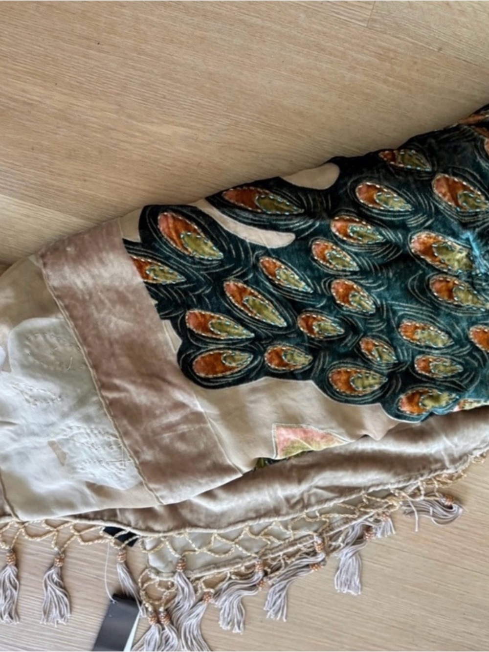 🔴 Elegant Peacock Embroidered
Shawl - Picture 8 of 15